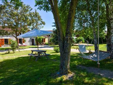 18th century farmhouse with spacious covered terrace nearby Poitiers and Chinon