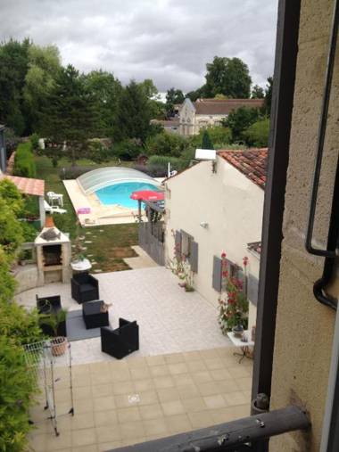 Studio avec piscine privee jardin clos et wifi a Saint Jean d'Angely