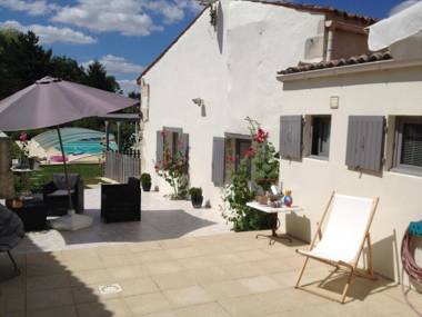 Studio avec piscine privee jardin clos et wifi a Saint Jean d'Angely
