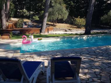 A hidden paradise in the beautiful surroundings of Saint-Remy-de-Provence!