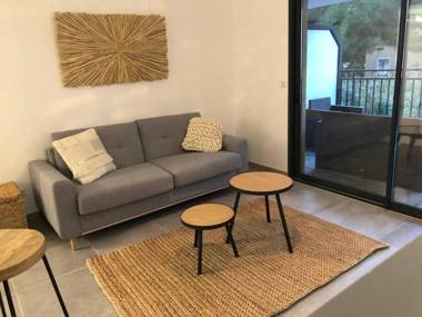 Air conditioned studio flat in downtown Sainte- Maxime for 2 people parking