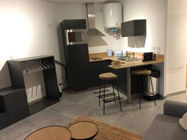 Air conditioned studio flat in downtown Sainte- Maxime for 2 people parking