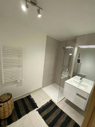 Air conditioned studio flat in downtown Sainte- Maxime for 2 people parking