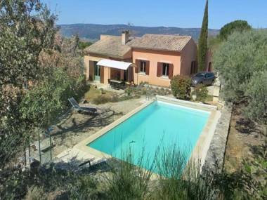 Detached holiday home with private pool walking distance from the village of Roussillon