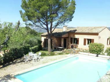 Detached holiday home with private pool walking distance from the village of Roussillon