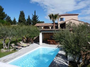Cozy Villa in Roquemaure France With Private Swimming Pool