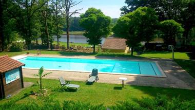 Bungalow de 2 chambres avec vue sur le lac piscine partagee et jardin clos a Rochechouart