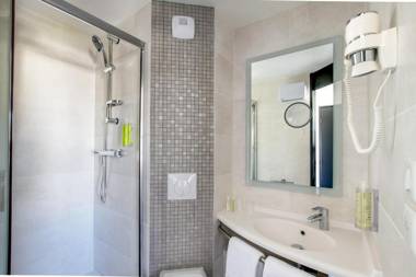 Brit Hotel Reims La Neuvillette