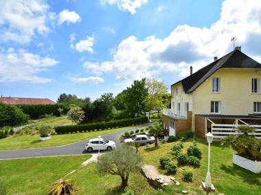 Stunning Holiday Home in QuinéVilla near Beach