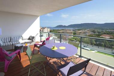 Superbe appartement vue mer idéalement situé à 750m des commerces et du centre historique de Porto-V