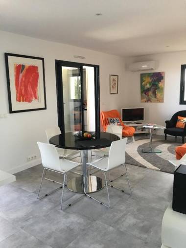 Superbe appartement vue mer idéalement situé à 750m des commerces et du centre historique de Porto-V