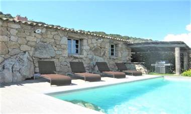 Bergerie de luxe avec piscine chauffée vue sur la baie de Santa Giulia
