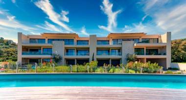 Solaneos propose magnifique T4 neuf sur le port avec Piscine CHAUFFEE