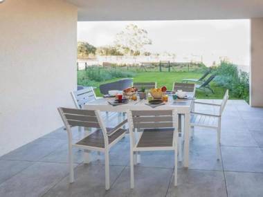 Solaneos propose magnifique T4 neuf sur le port avec Piscine CHAUFFEE