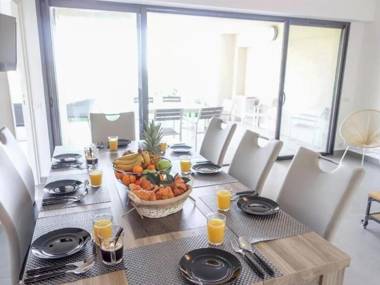 Solaneos propose magnifique T4 neuf sur le port avec Piscine CHAUFFEE