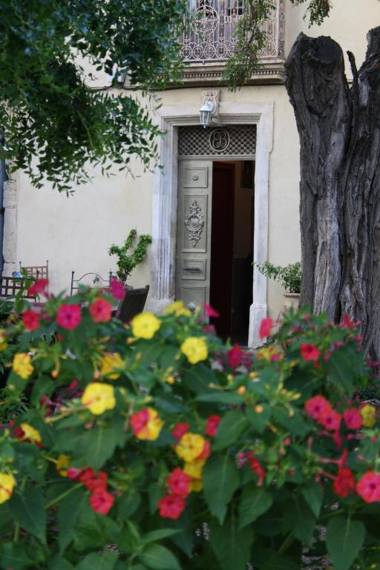 Mas de Bellegou Bed and Breakfast