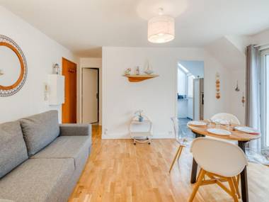 Quaint Apartment in Port-en-Bessin-Huppain with Balcony