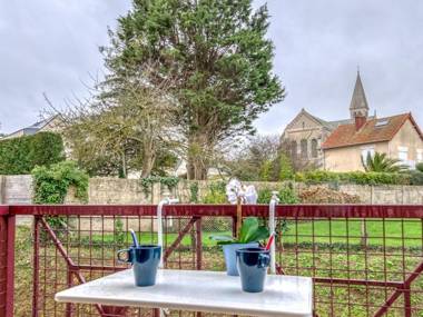 Quaint Apartment in Port-en-Bessin-Huppain with Balcony