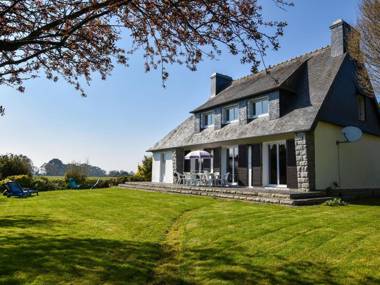 Stylish Holiday Home in Morlaix with Private Garden