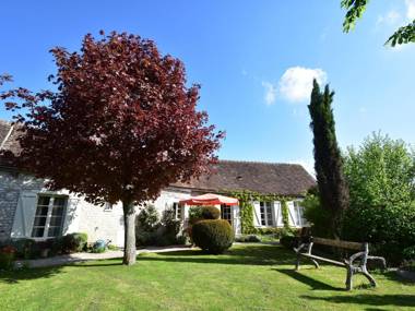 Beautiful 18th century holiday home with enclosed garden 1 hour from Paris