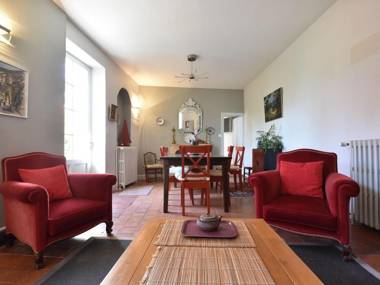 Beautiful 18th century holiday home with enclosed garden 1 hour from Paris