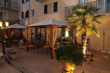 The Originals City Hôtel Le Village Provençal Aix-en-Provence Nord (Inter-Hotel)