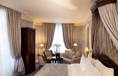 Le Dokhan's Paris Arc de Triomphe a Tribute Portfolio Hotel