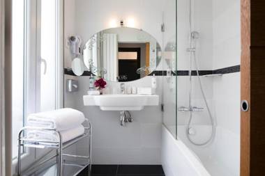 Hotel Plaza Elysées