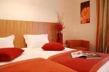 Westside Arc de Triomphe Hotel