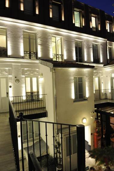 The 3 Ducks Eiffel Tower by Hiphophostels