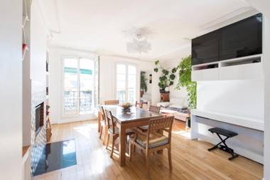 Veeve - By the Palais Royal