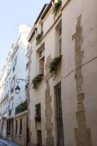 Veeve - Character in the Marais