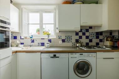 Veeve - Character in the Marais