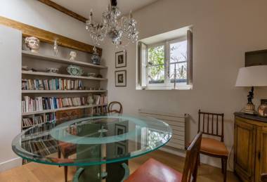 Veeve - Character in the Marais