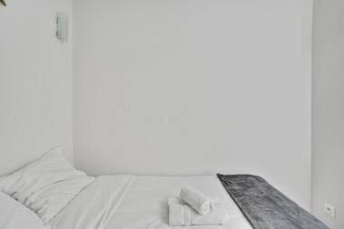 2 Bed Modern Fully Furnish FlatClose to Buttes Chaumon Park