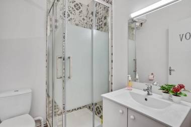 2 Bed Modern Fully Furnish FlatClose to Buttes Chaumon Park