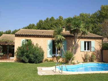 Colourful Holiday Home in Noves with Swimming Pool
