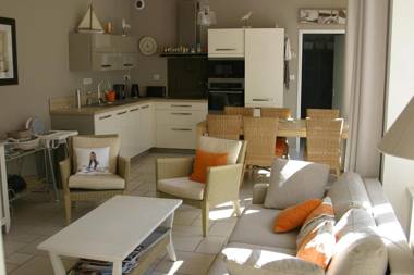 Villa traditionnelle au coeur du bois de la chaise