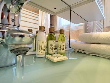 Nestor&Jeeves - L'OLYMPIC - Central - Very close sea