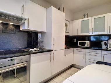 Nestor&Jeeves - L'OLYMPIC - Central - Very close sea