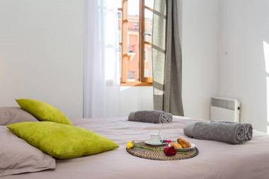 LE ROSSETTI B. - modern long balcony old town Nice