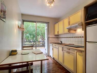 Nestor&Jeeves - MARIN DEBUSSY - Central - By shopping area