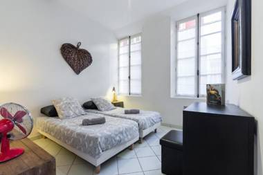 STE REPARATE F4 MODERNE DESIGN Place Rossetti heart old town