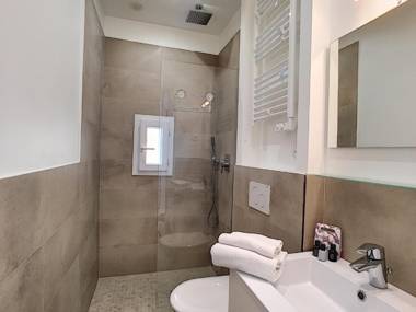 Nestor&Jeeves - HOUSE OF CARDS - Central - Very close sea