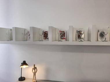 Nestor&Jeeves - HOUSE OF CARDS - Central - Very close sea