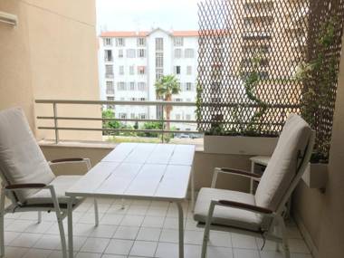 Quiet flat next to the beach