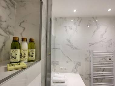 Nestor&Jeeves - STUDIO ROYAL LUXEMBOURG - Central - Swimming pool on roof