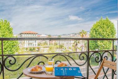 Sunlight Properties - BO - Hyper central balcony 5 mins to the beach