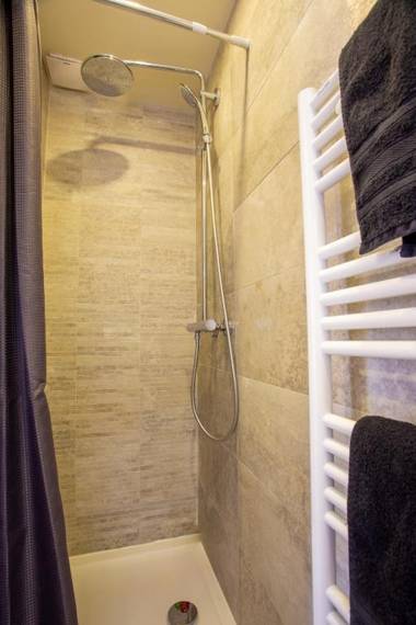 JJ8 - MAGNIFIQUE 3PIECES ENTIEREMENT RENOVE CLIM VIEUX-NICE