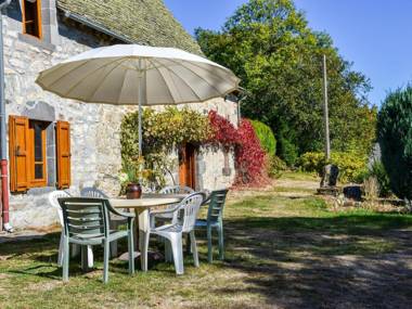 Cozy Holiday Home in Oradour with Private Garden